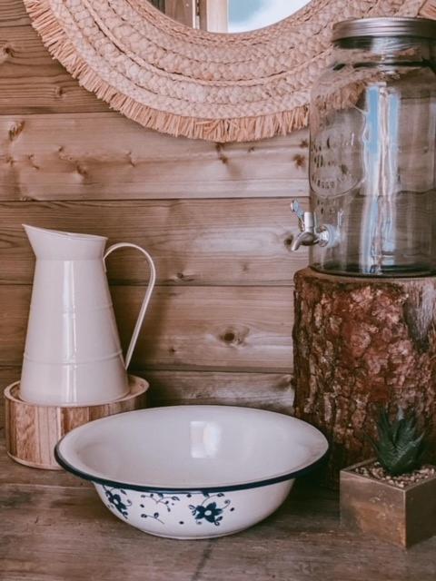 Cabane Au Style Scandinave Et Son Bain Nordique Bouillon Bagian luar foto