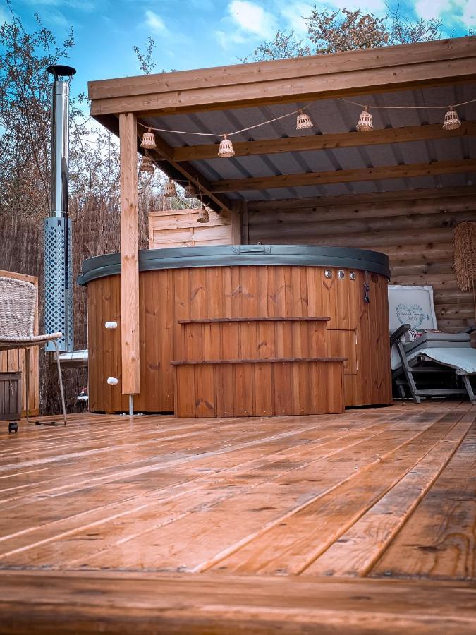 Cabane Au Style Scandinave Et Son Bain Nordique Bouillon Bagian luar foto