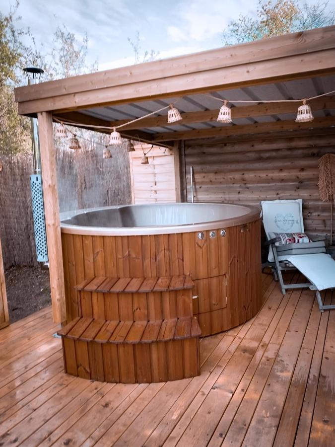 Cabane Au Style Scandinave Et Son Bain Nordique Bouillon Bagian luar foto