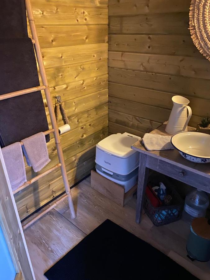 Cabane Au Style Scandinave Et Son Bain Nordique Bouillon Bagian luar foto