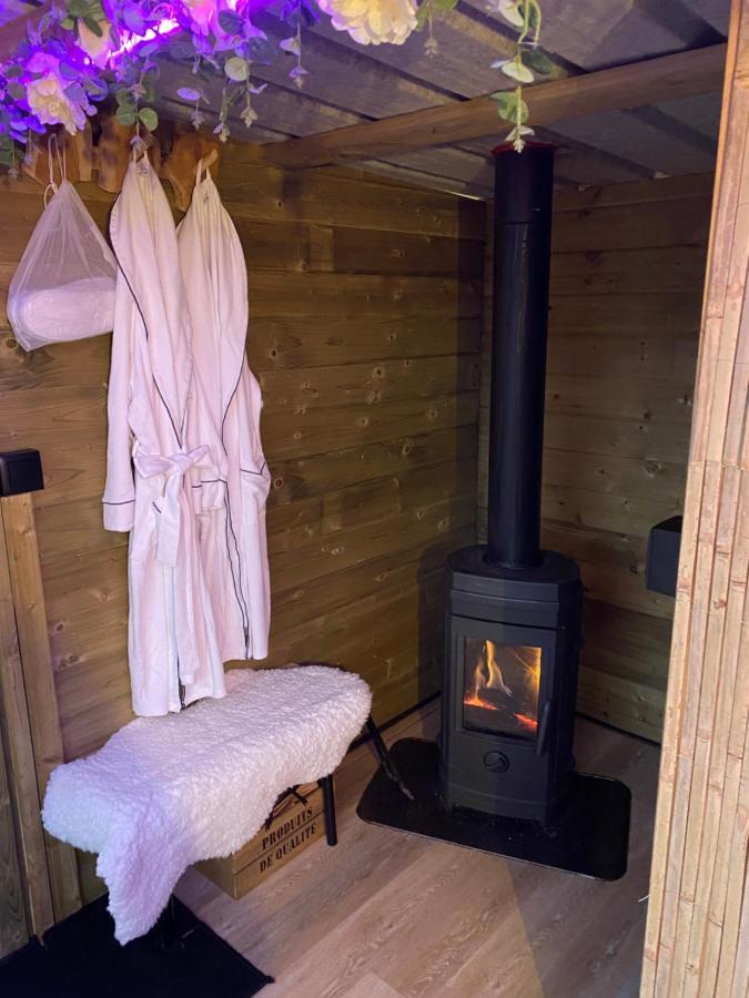 Cabane Au Style Scandinave Et Son Bain Nordique Bouillon Bagian luar foto